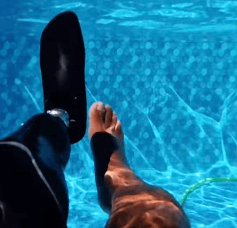 Pie protésico impermeable para la piscina