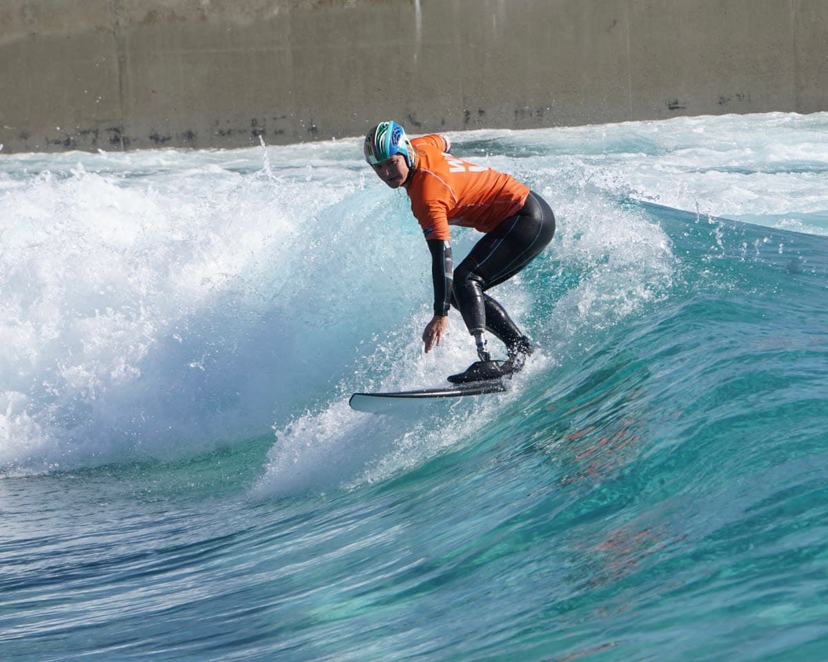Zoe Smith en train de surfer.
